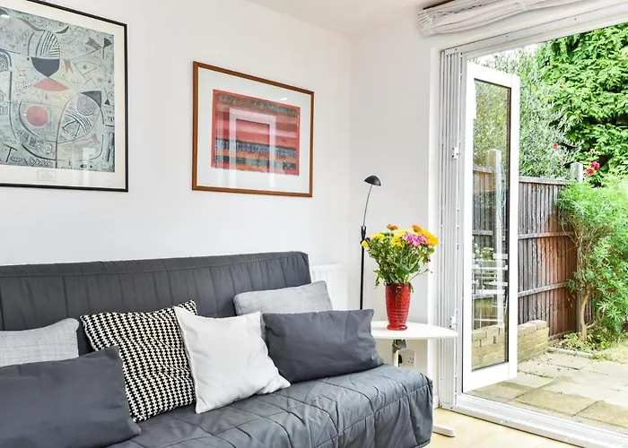 Modern 4 Bedroom Terraced House By The Thames