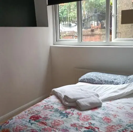 Bright double bedroom (5)