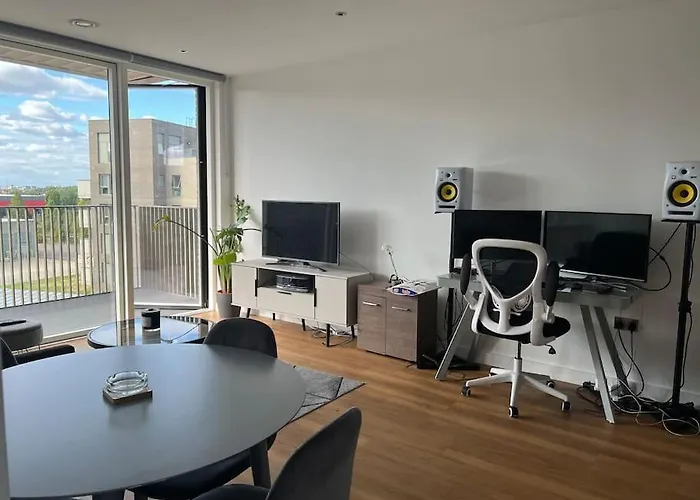 Modern 1-Bedroom Apartment In Docklands