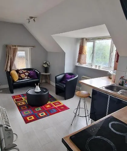 Cosy 2 Bedroom Flat - Sleeps 6 People - Close To Lewisham Dlr/Train Station