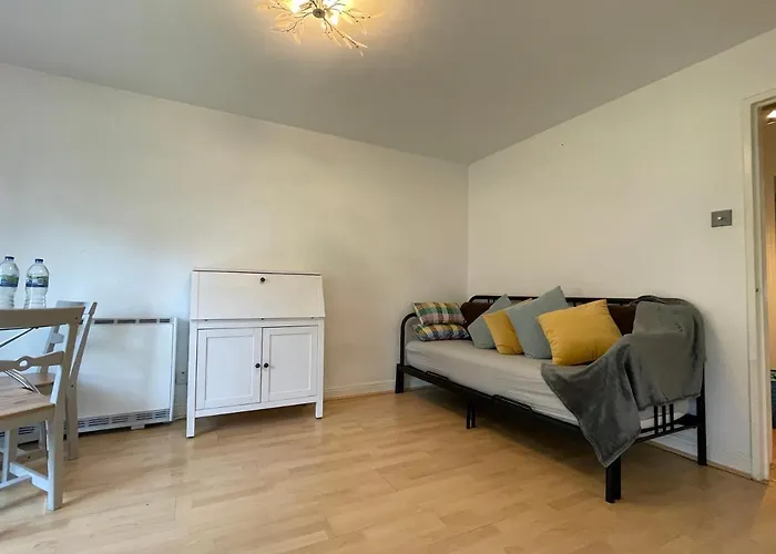 Surrey Docks Se16 Near Canada Water N Easy Access Canary Wharf