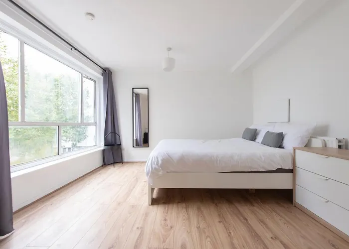 Modern Luxury Apartment By Mile End