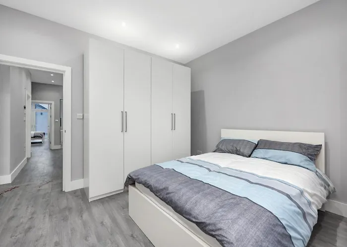 Your Cosy Stay Modern 3 Double Bedroom Apartment - Fully Furnished - 5 Mins Walk To Stn