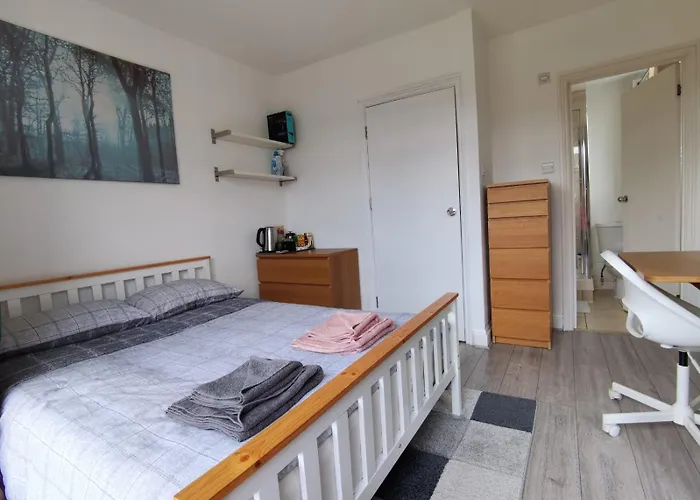 Double Bedroom With A Balcony And Ensuite Bathroom For Short Or Long Stay In London Canary Wharf With Direct Train From Heathrow, Also Convenient From Stansted And Gatwick Airport, 10 Minutes From London City Airport And Excel, 16 Minutes To Westmins