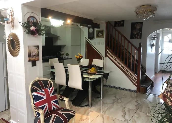 Cheerful 4 Bedroom House With Garden Free Parking