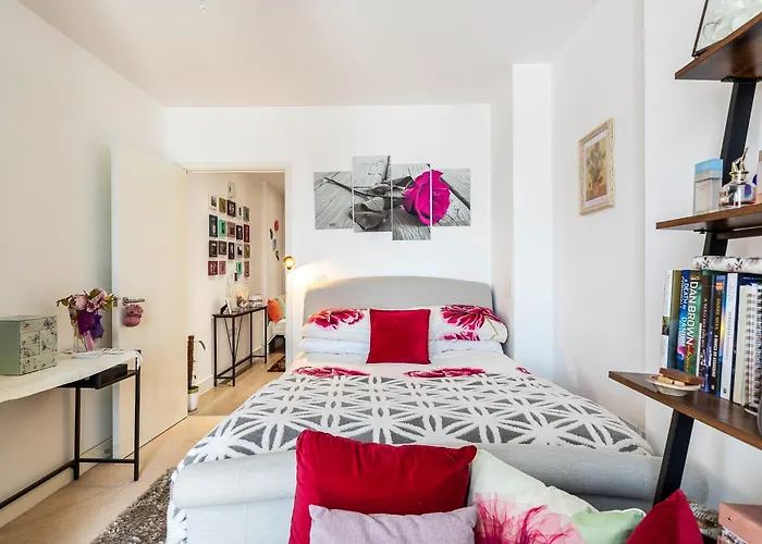 Canary Wharf Retreat With Scenic Balcony Views