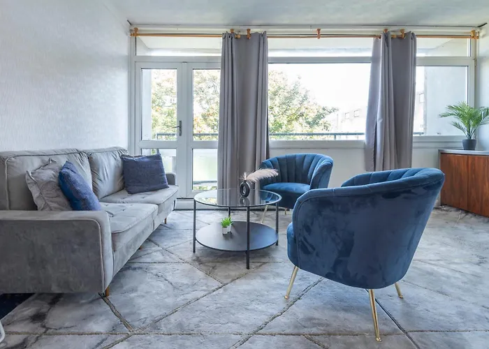Entire 3 Bedroom Luxury Apartment In London With Private Balcony