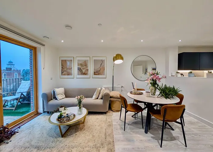Charming Flat With Balcony In London
