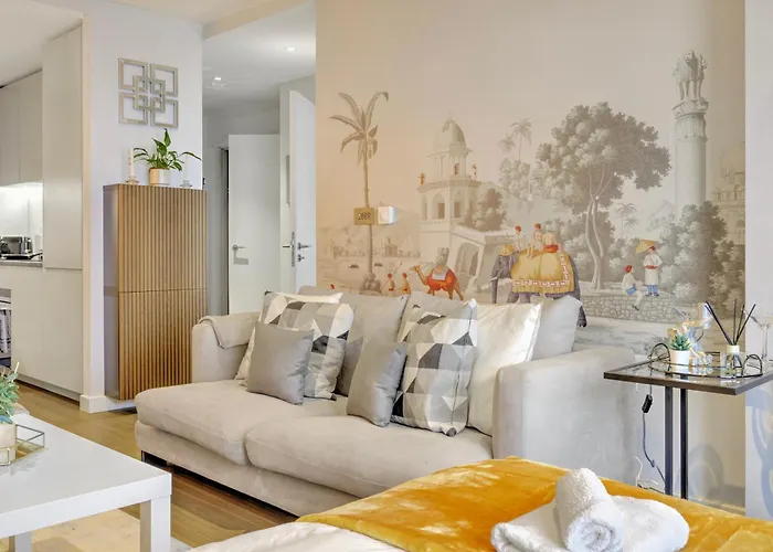 Trendy 3-Bed, 2-Bath - O2 London Escape - Your Ideal Stay