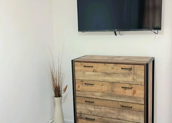 7 Venus Road Room 2