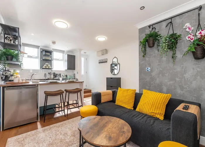 Cute & Stylish 2 Bed House 10 Mins To Woolwich Dlr