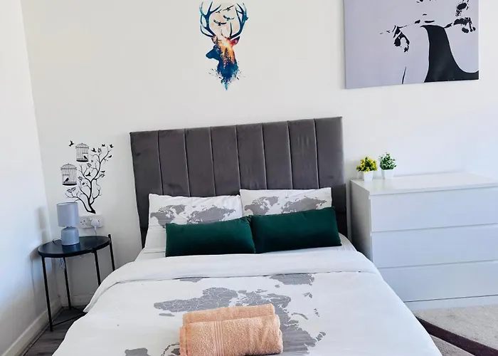 Modern Room In A 4 Bedroom Flat In London, Shared Bathroom!