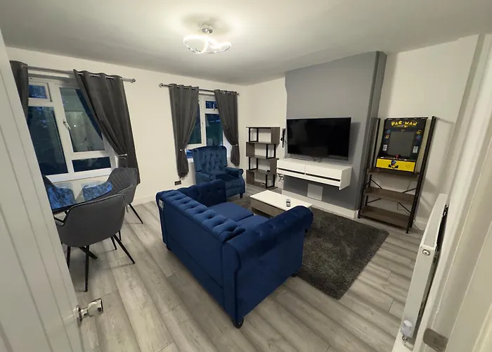 Stylish 2Br, Fast Wifi With Balcony