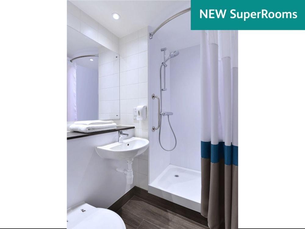 Travelodge City Airport 3* London