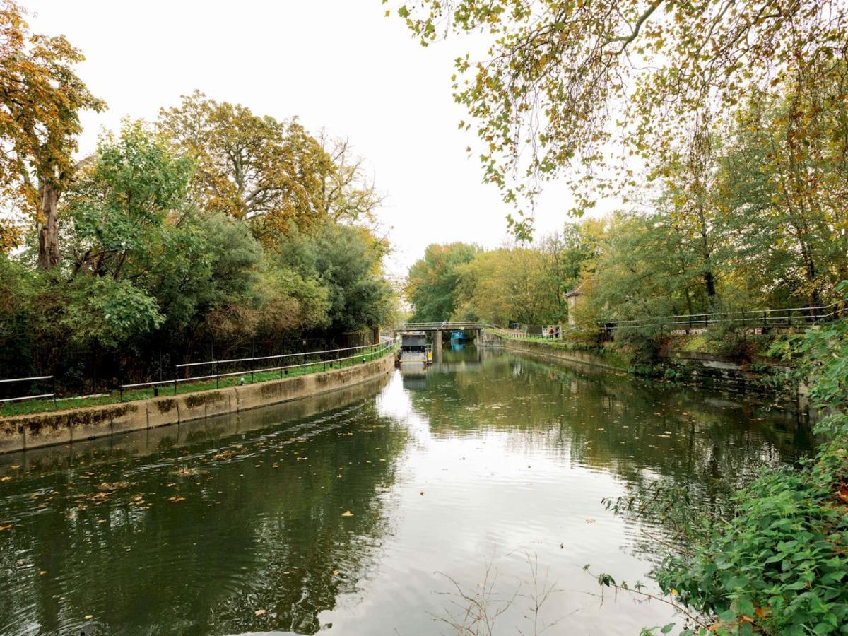 Spacious 2-bedroom Flat With Waterside Views Apartment