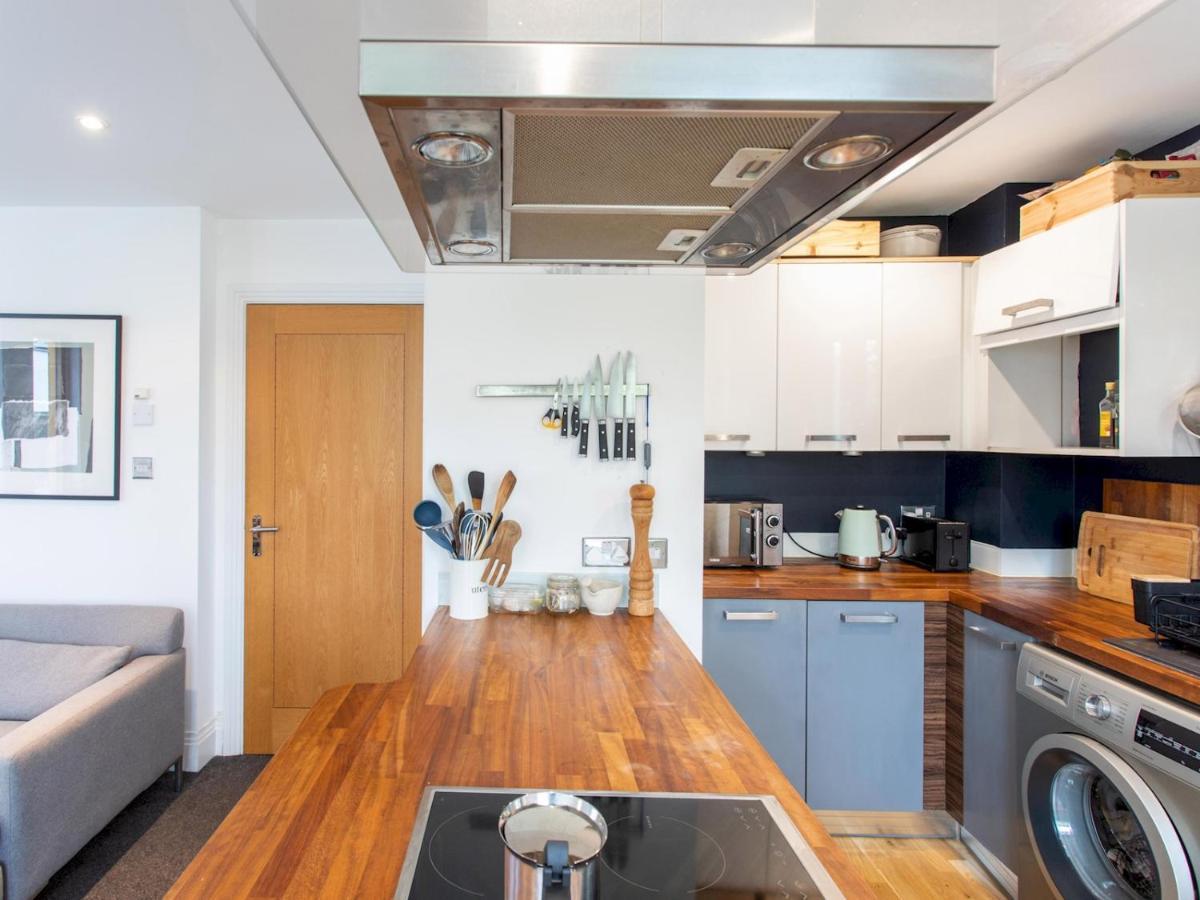 Spacious 2-bedroom Flat With Waterside Views Apartment London