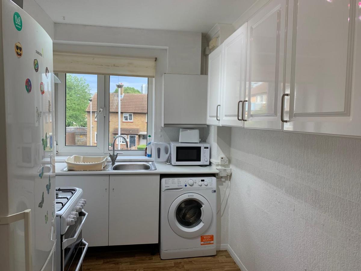 Appartement Spacious Excel 2 Bedrooms, Separate Reception, Kitchen, Full Londen