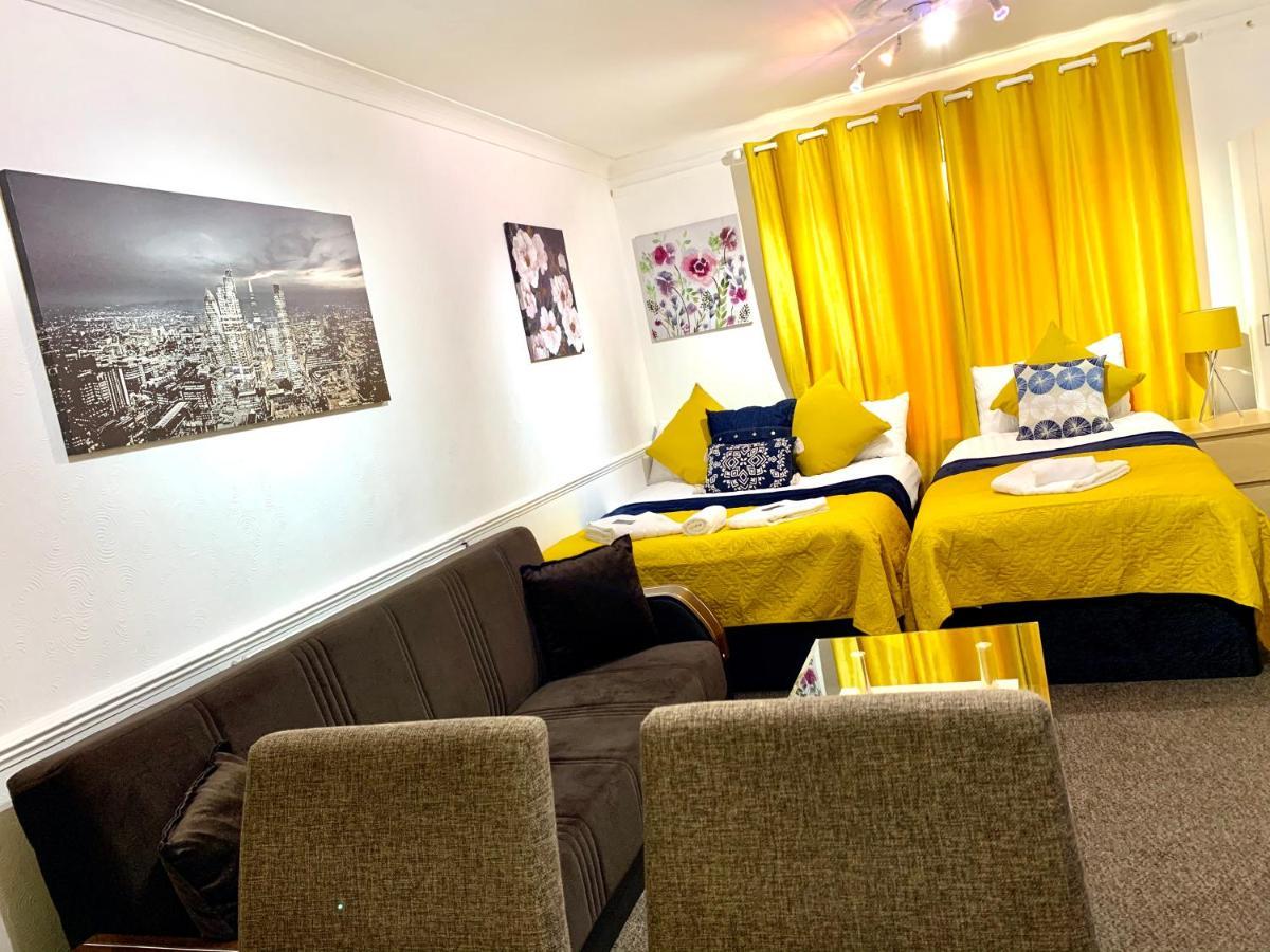 Spacious Excel 2 Bedrooms, Separate Reception, Kitchen, Full Appartement Londen