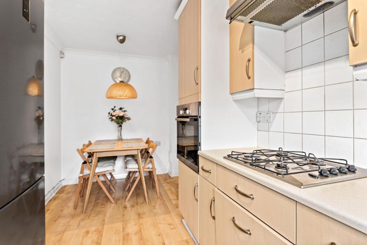Holiday home Super 2 Bedroom House Near Canary Wharf, O2 Arena & Excel For 5 People London