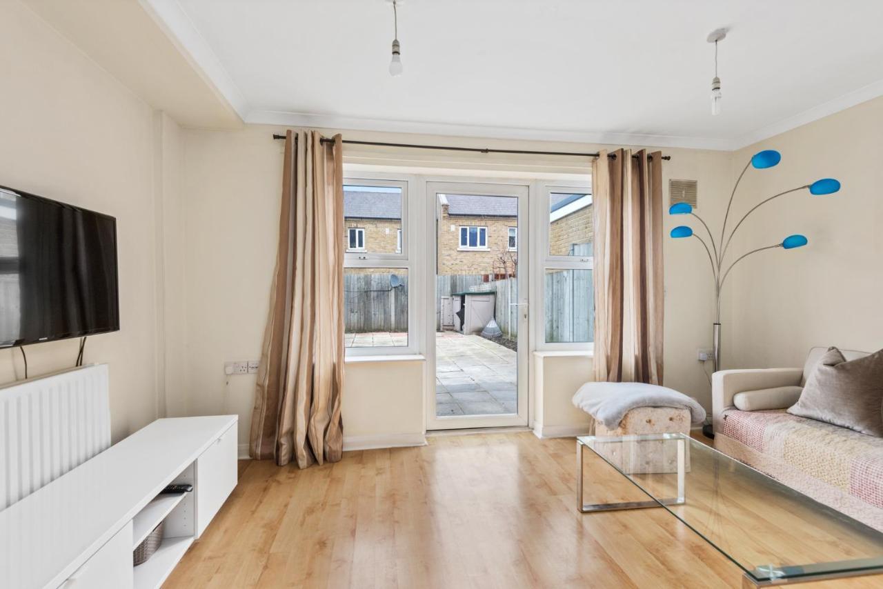 Super 2 Bedroom House Near Canary Wharf, O2 Arena & Excel For 5 People *