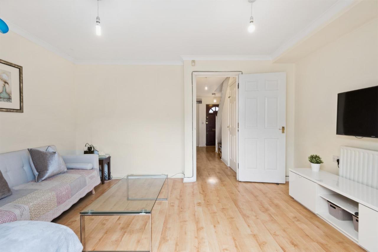 Super 2 Bedroom House Near Canary Wharf, O2 Arena & Excel For 5 People Holiday home