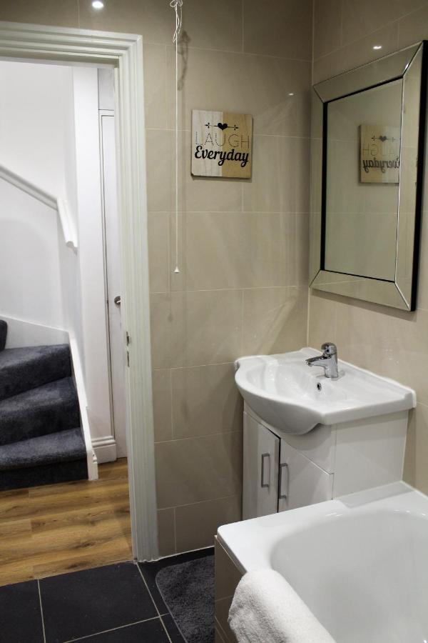 Modern 2 Bedroom In The Heart Of Greenwich Apartment