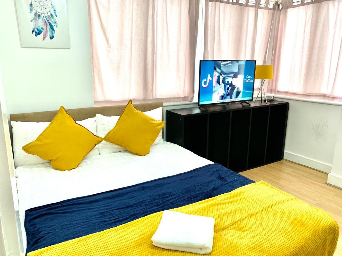 2 Bedrooms, Seperate Recption, Full Kitchen, Free Parking