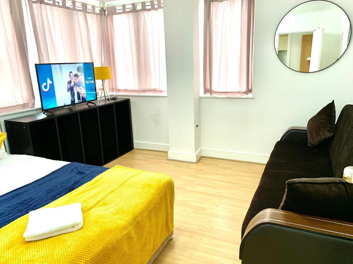 2 Bedrooms, Seperate Recption, Full Kitchen, Free Parking * Londen
