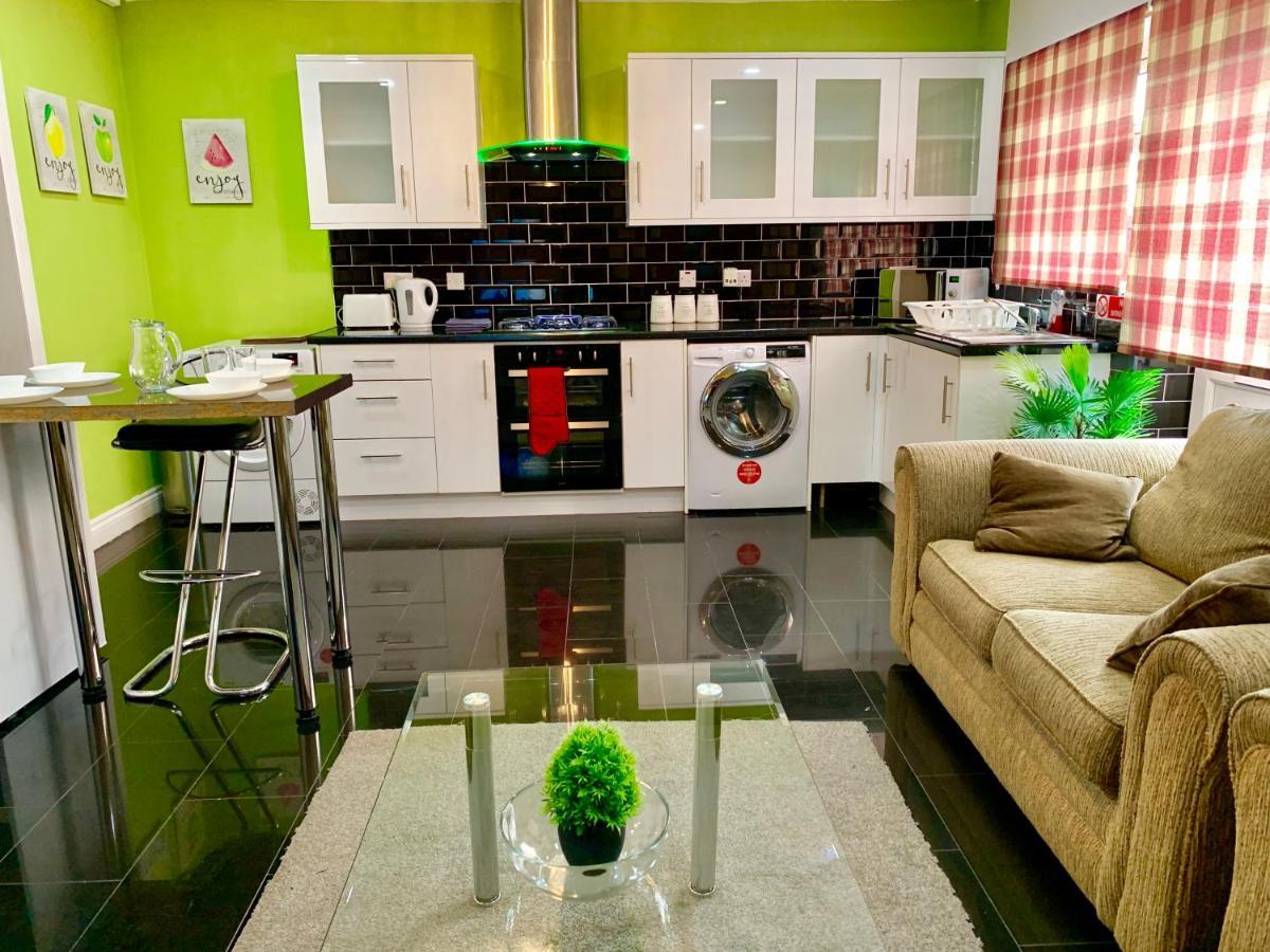 4 Bedrooms, 3 Baths, Full Kitchen And Lounge, Garden, Free Parking Lejlighed *