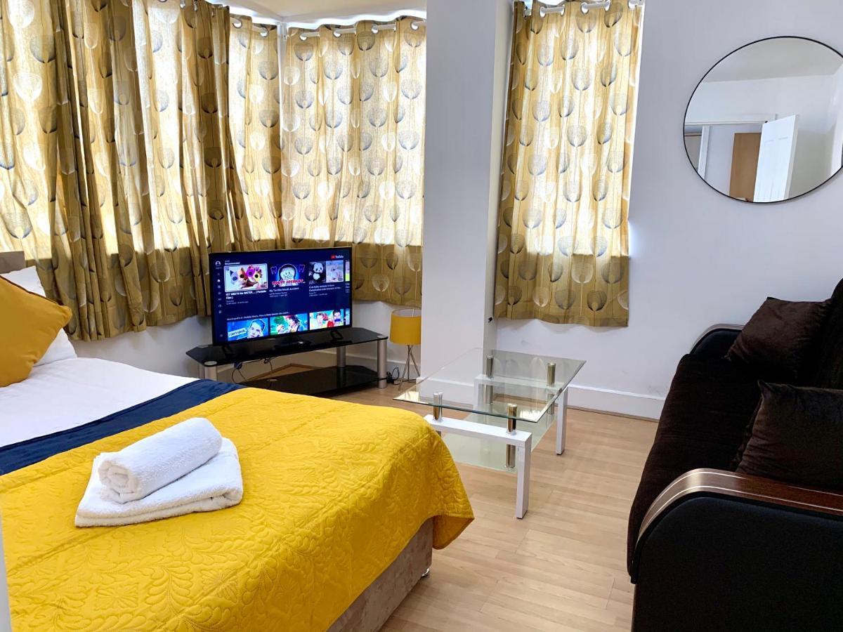 Appartement 2 Bedrooms, Seperate Recption, Full Kitchen, Free Parking Londen