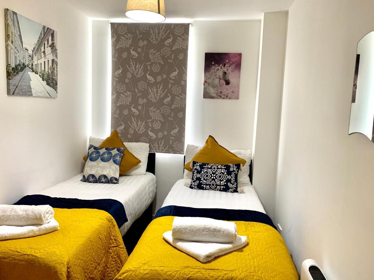 2 Bedrooms, Seperate Recption, Full Kitchen, Free Parking