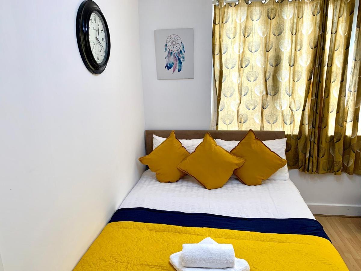 2 Bedrooms, Seperate Recption, Full Kitchen, Free Parking *