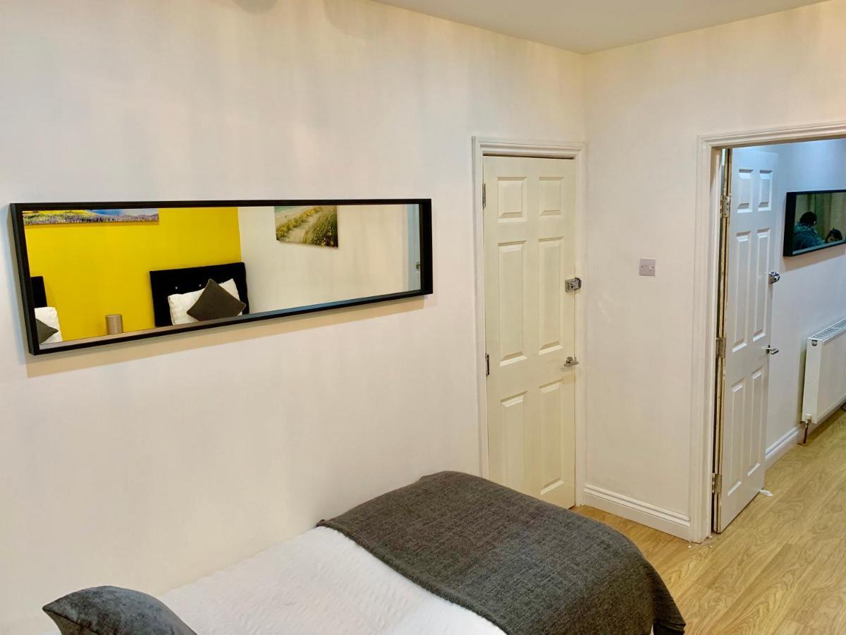 Lejlighed 4 Bedrooms, 3 Baths, Full Kitchen And Lounge, Garden, Free Parking *