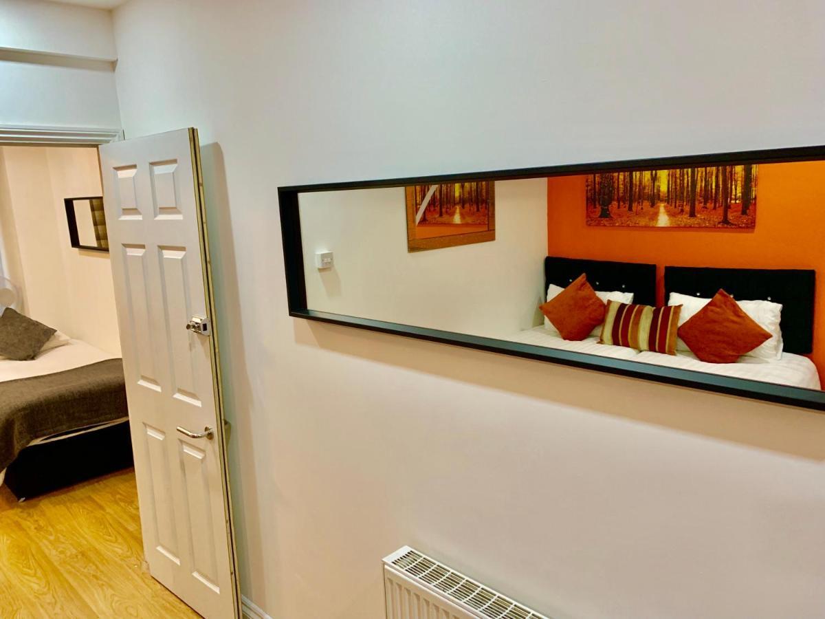4 Bedrooms, 3 Baths, Full Kitchen And Lounge, Garden, Free Parking *