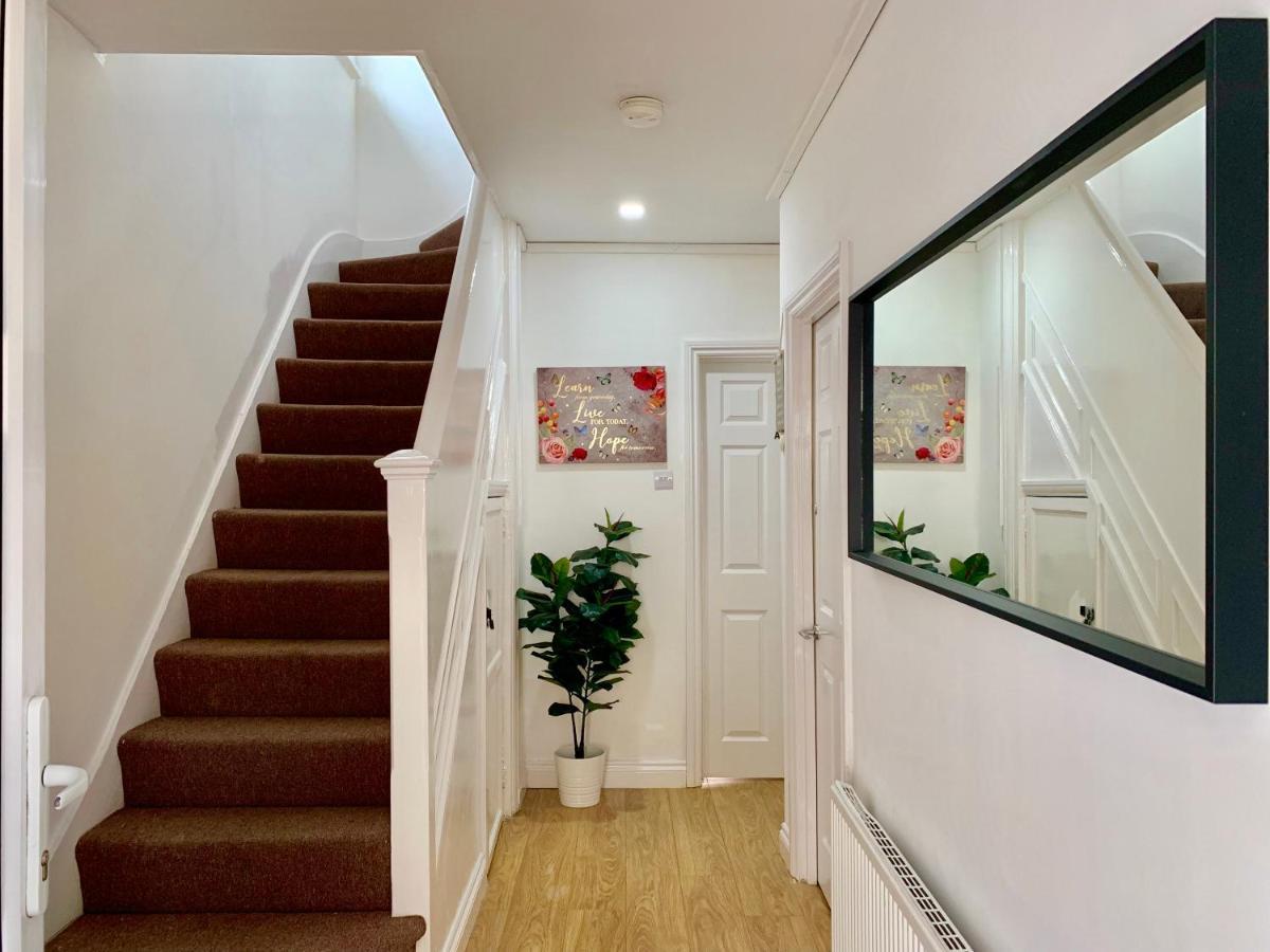 Lejlighed 4 Bedrooms, 3 Baths, Full Kitchen And Lounge, Garden, Free Parking *