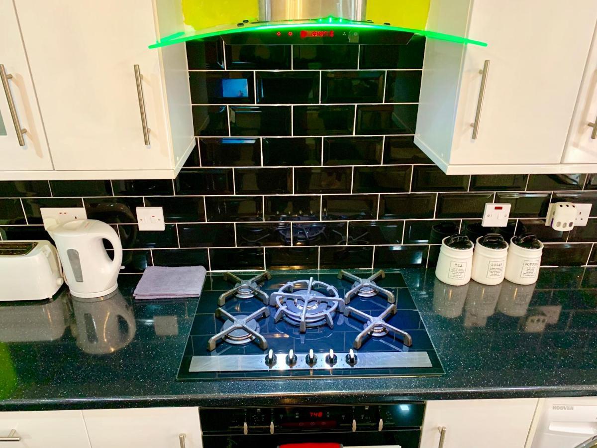 Lejlighed 4 Bedrooms, 3 Baths, Full Kitchen And Lounge, Garden, Free Parking *