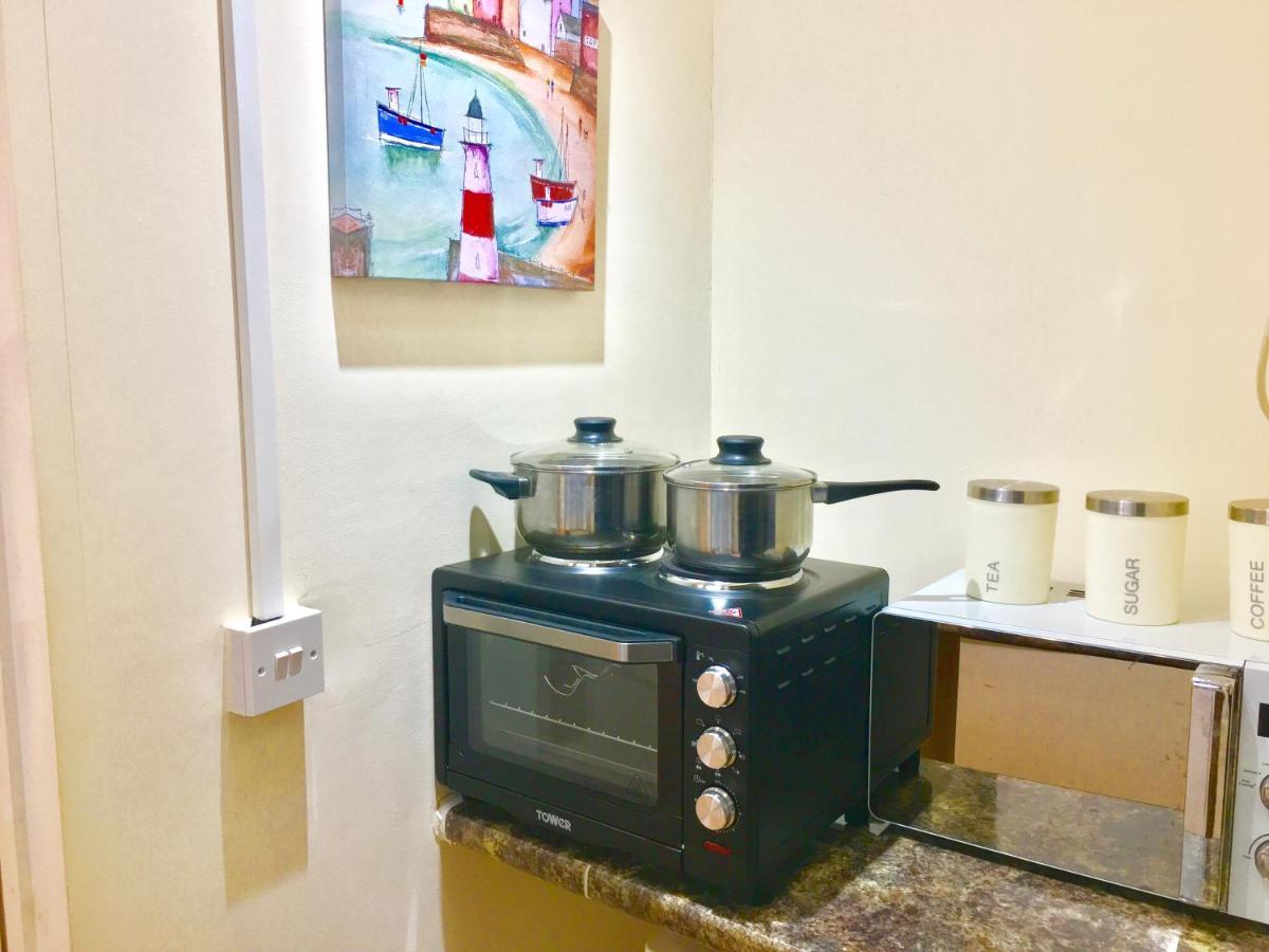4 Bedrooms, 3 Baths, Full Kitchen And Lounge, Garden, Free Parking Lejlighed London