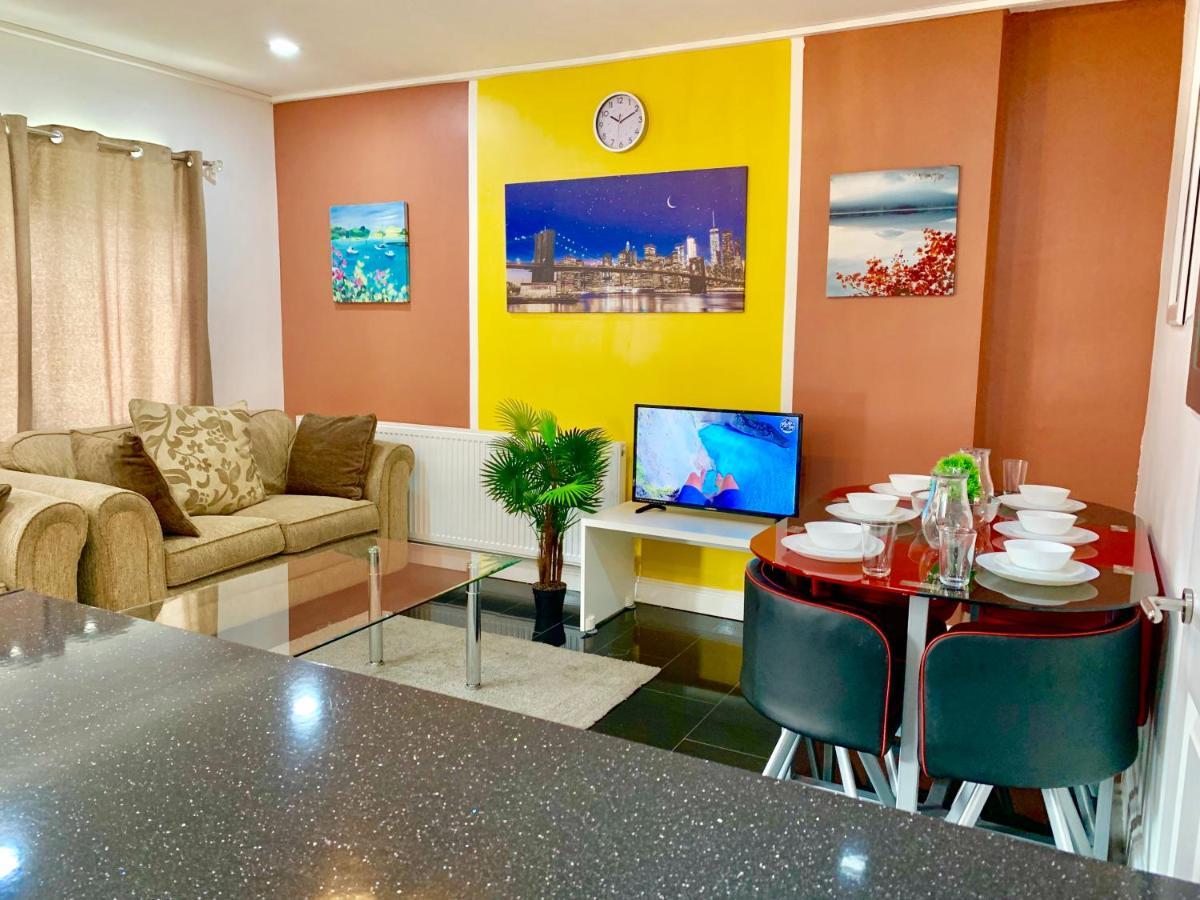 Lejlighed 4 Bedrooms, 3 Baths, Full Kitchen And Lounge, Garden, Free Parking *