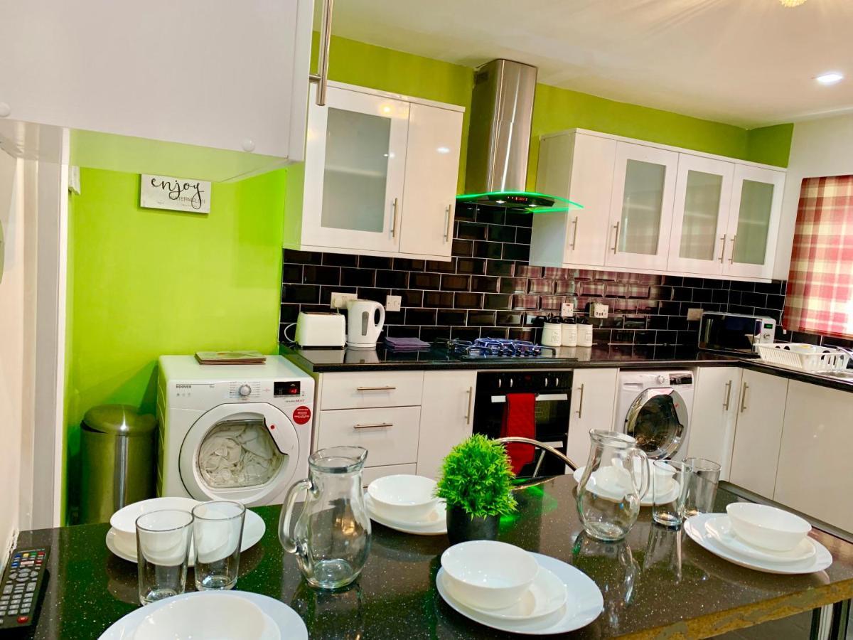 4 Bedrooms, 3 Baths, Full Kitchen And Lounge, Garden, Free Parking Lejlighed