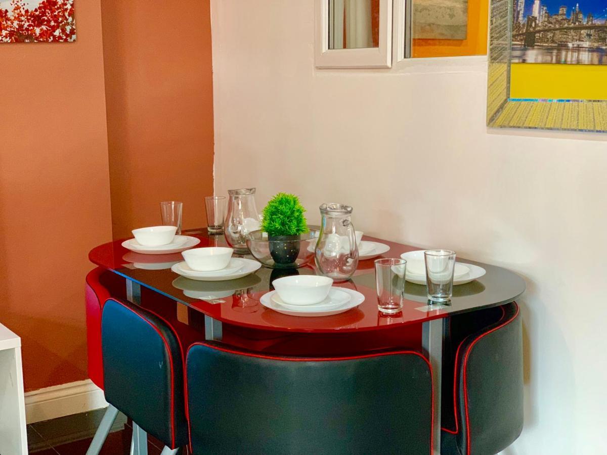 4 Bedrooms, 3 Baths, Full Kitchen And Lounge, Garden, Free Parking Lejlighed