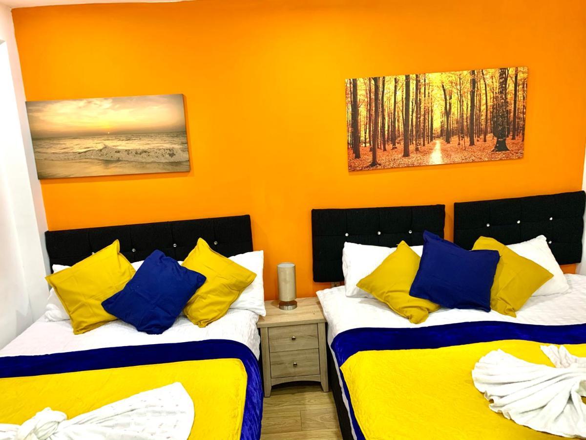 4 Bedrooms, 3 Baths, Full Kitchen And Lounge, Garden, Free Parking Lejlighed