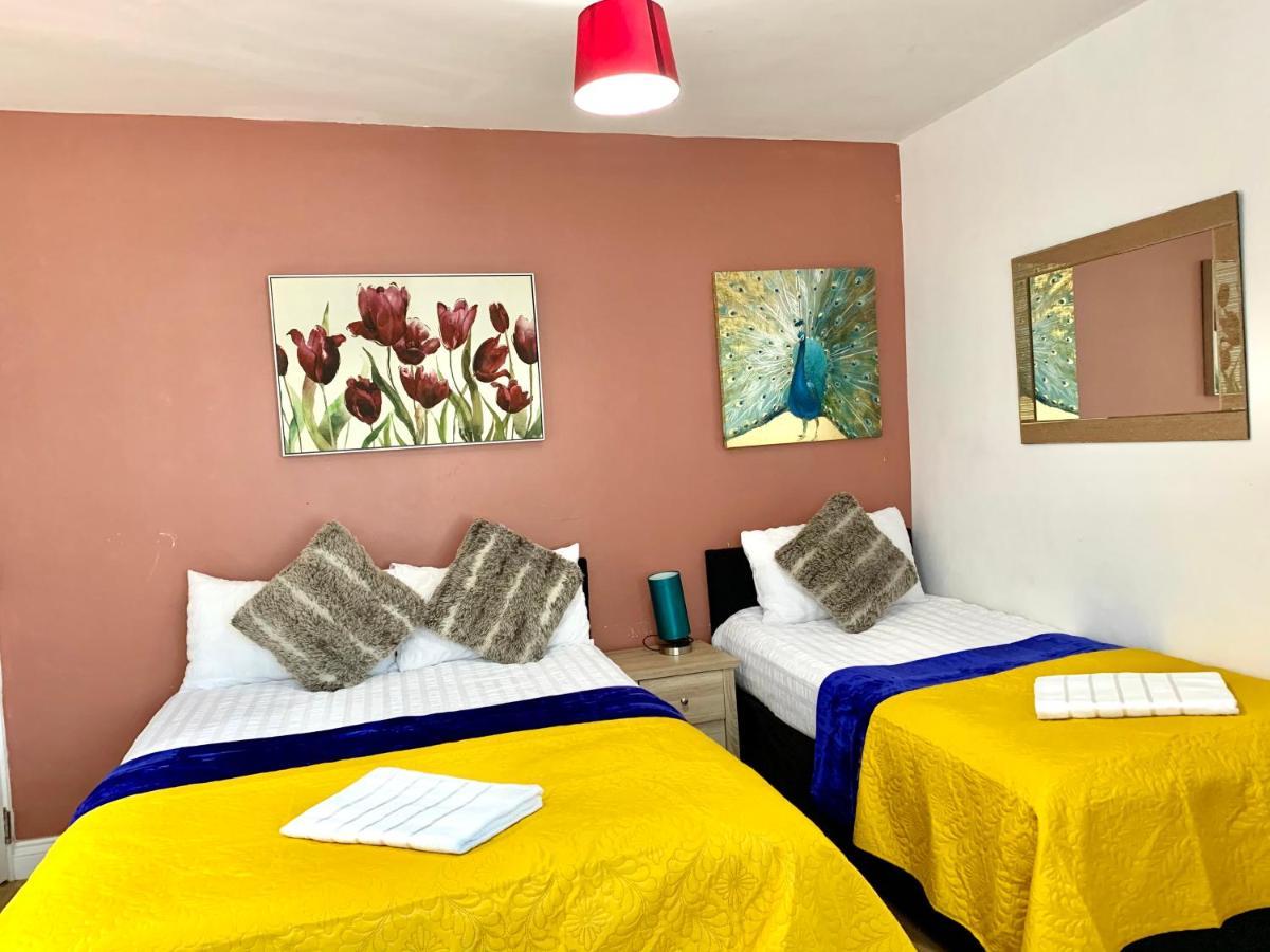 4 Bedrooms, 3 Baths, Full Kitchen And Lounge, Garden, Free Parking Lejlighed