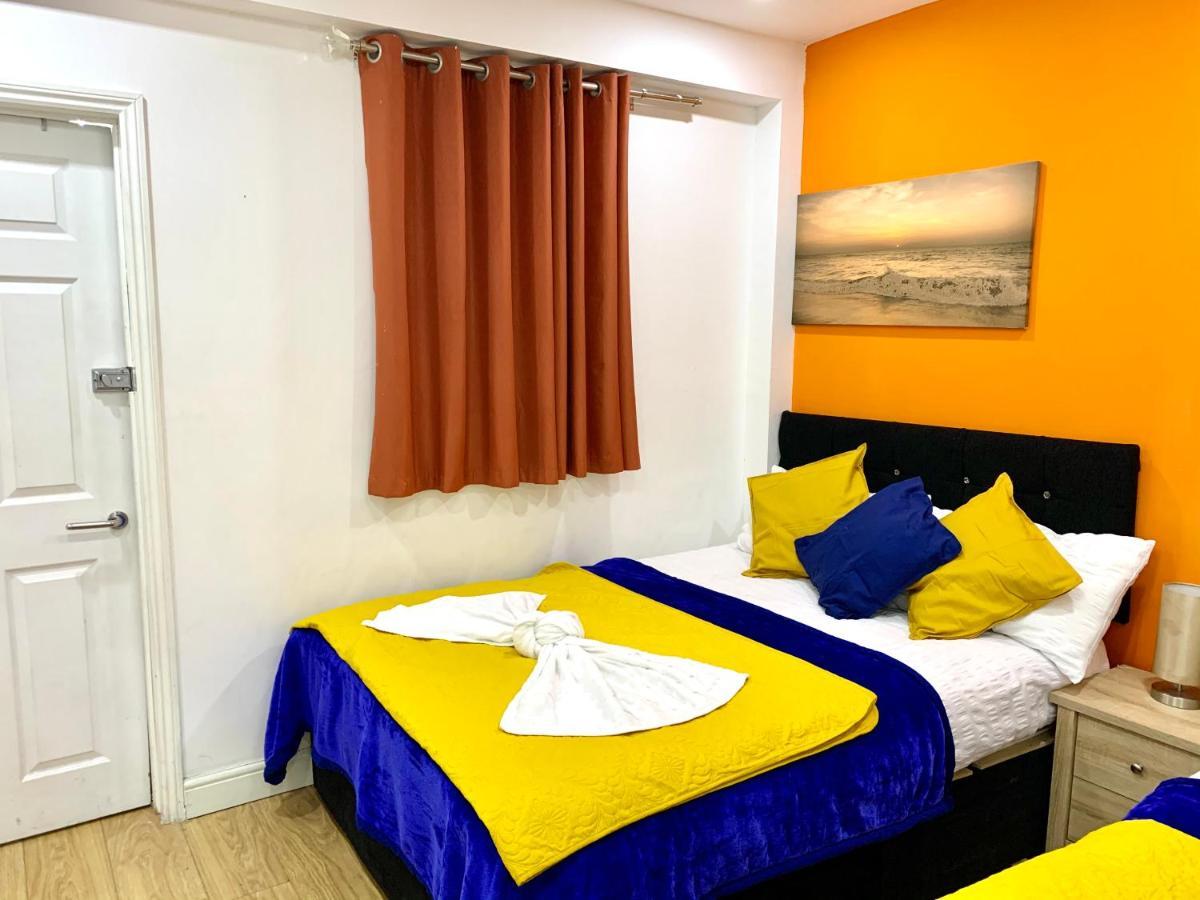 4 Bedrooms, 3 Baths, Full Kitchen And Lounge, Garden, Free Parking Lejlighed