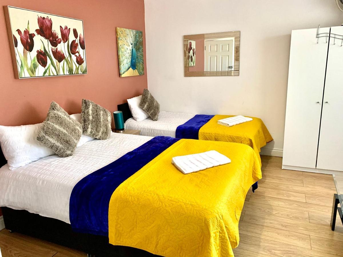 4 Bedrooms, 3 Baths, Full Kitchen And Lounge, Garden, Free Parking Lejlighed *