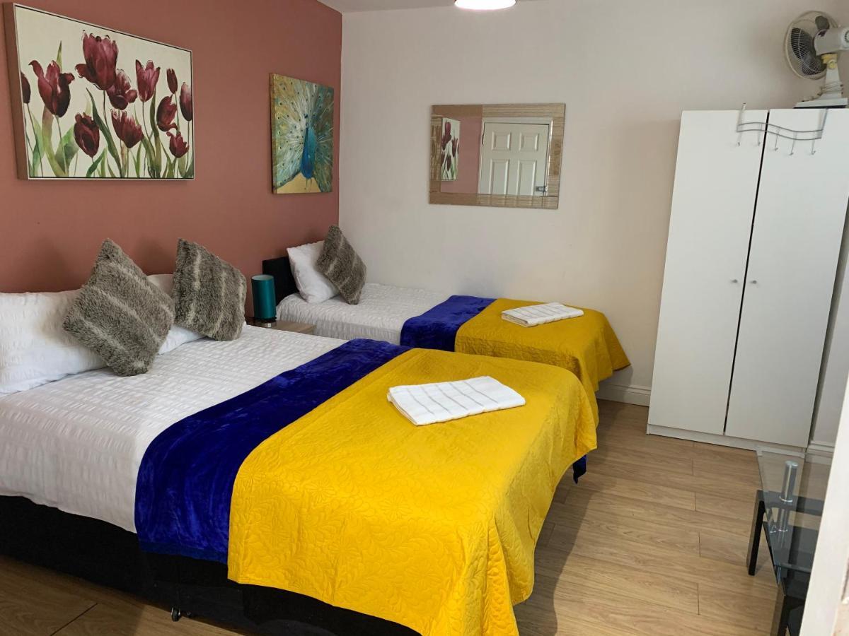 4 Bedrooms, 3 Baths, Full Kitchen And Lounge, Garden, Free Parking * London