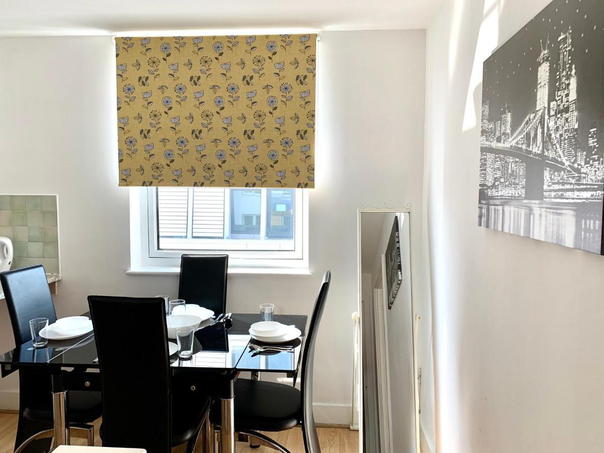 2 Bedrooms, Seperate Recption, Full Kitchen, Free Parking * Londen