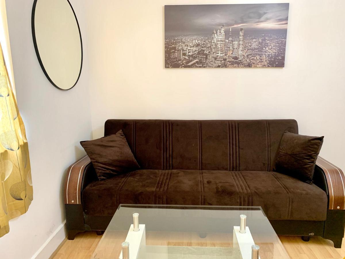 2 Bedrooms, Seperate Recption, Full Kitchen, Free Parking Londen