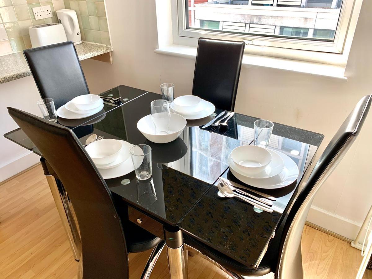 2 Bedrooms, Seperate Recption, Full Kitchen, Free Parking Appartement