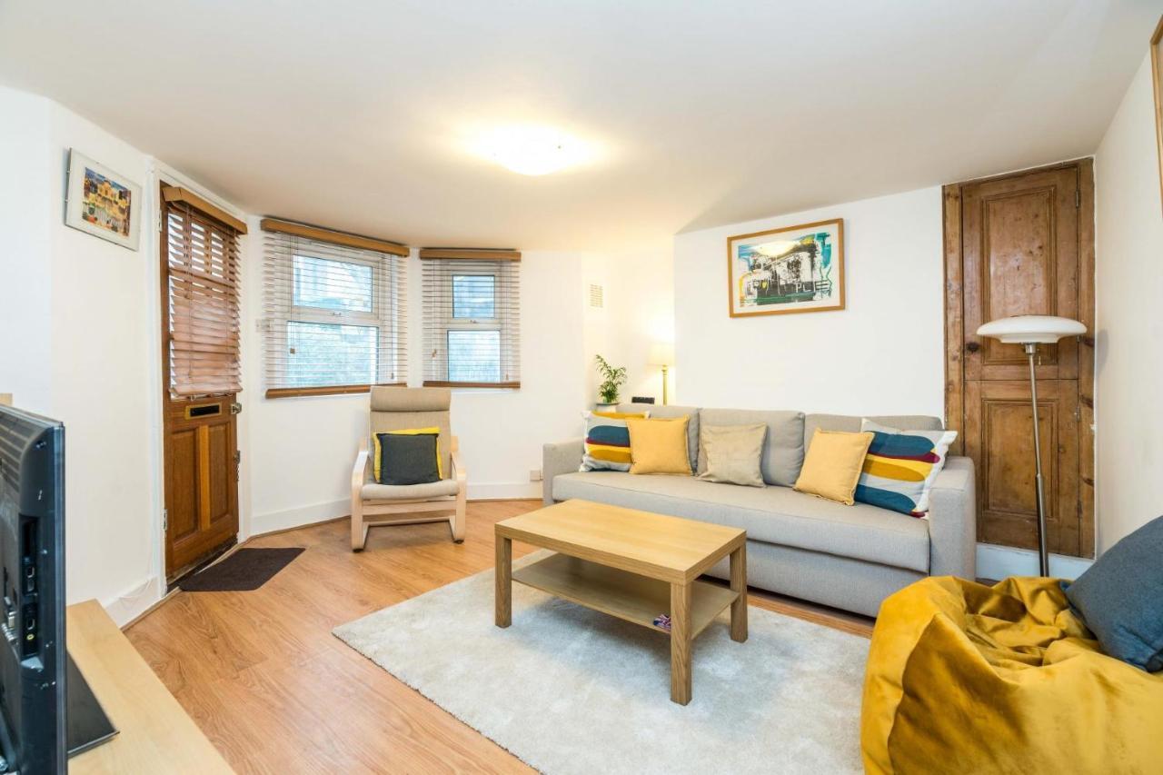 New Stylish 1 Bedroom Flat With Garden *