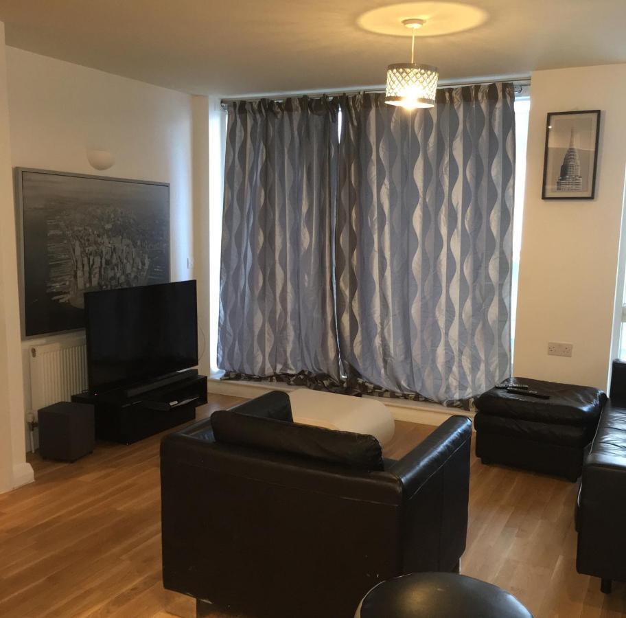1 Bed Near Canary Wharf Centre Apartment London